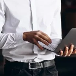 operador de e-commerce conferindo o gateway de frete