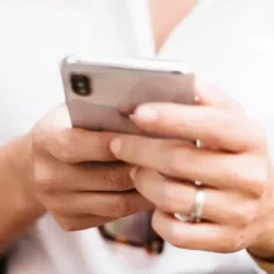 Cliente e e-commerce verificando no celular o seu rastreamento de entregas