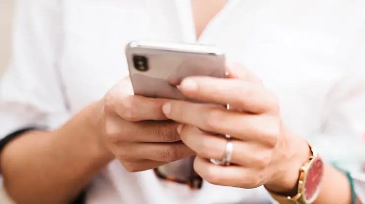 Cliente e e-commerce verificando no celular o seu rastreamento de entregas