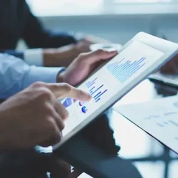 Gestor logístico realizando a auditoria de faturas de frete para e-commerces