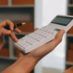 operador de e-commerce entendendo como calcular o frete peso