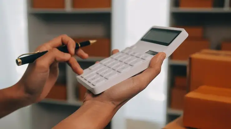 operador de e-commerce entendendo como calcular o frete peso