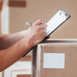 Operador de e-commerce preparando a ordem de coleta