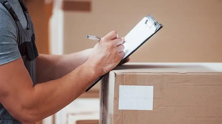 Operador de e-commerce preparando a ordem de coleta
