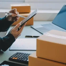 Gestor de e-commerce conferindo o valor na tabela de frete
