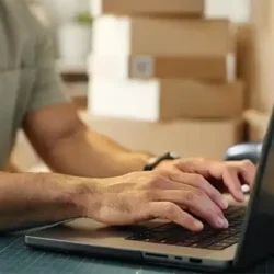 funcionário e-commerce utilizando o módulo dos correios offline na FR