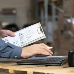 operador de e-commerce alinhando custos logísticos e entendendo as melhores estratégias para reduzir