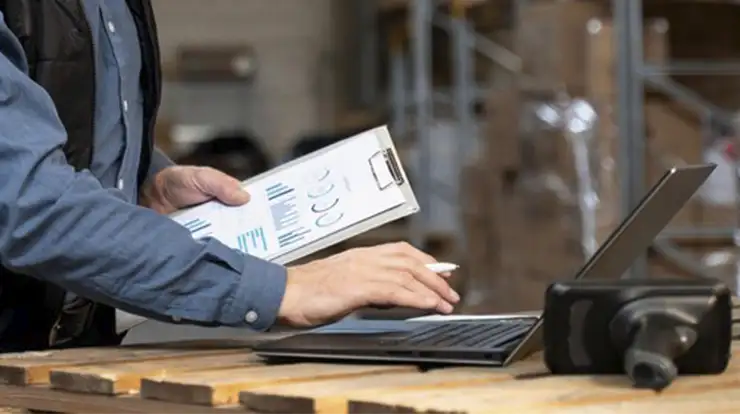 operador de e-commerce alinhando custos logísticos e entendendo as melhores estratégias para reduzir