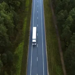 caminhão em rota para o transporte e logística sustentável