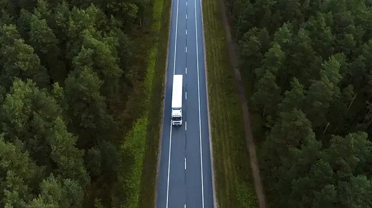 caminhão em rota para o transporte e logística sustentável