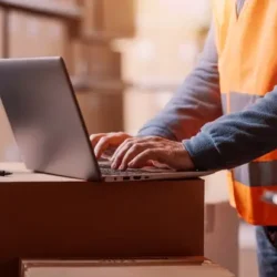 operador checando o fluxo logístico da empresa