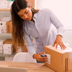 cliente devolvendo a mercadoria e a importância de melhorar a taxa de devolução de e-commerce