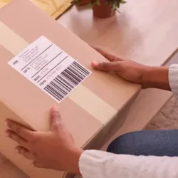 Etiqueta de frete em entrega de e-commerce